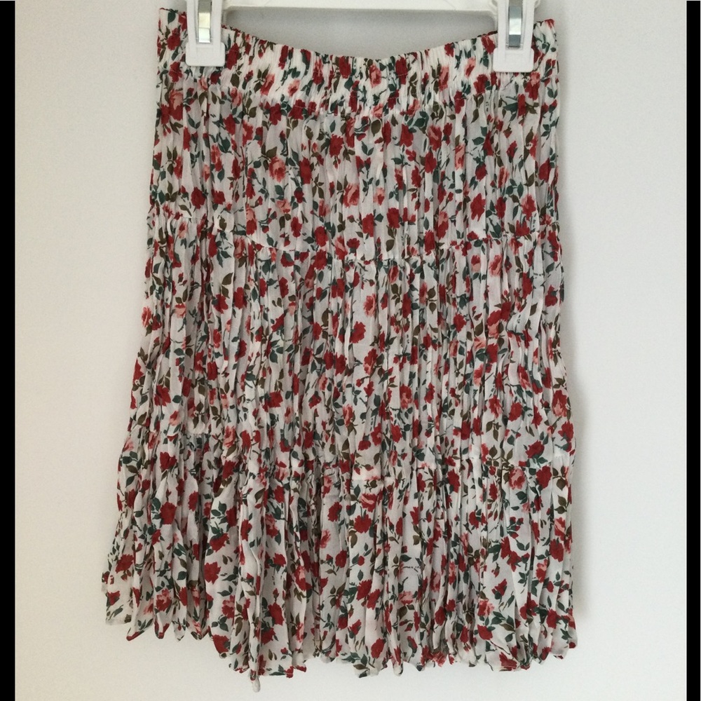 Express crinkly floral skirt size S